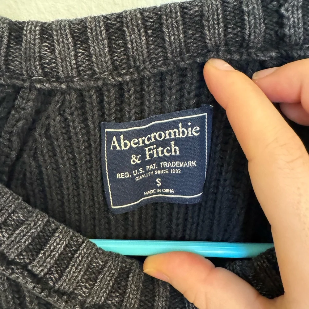 Abercrombie & Fitch Charcoal Ribbed Sweater in Size Small - Picture 3 of 8